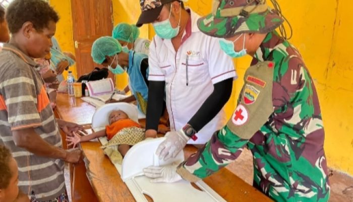 Kolaborasi Satgas Yonif 125/SMB Dengan Puskesmas Mur Tangani Kesehatan Anak-Anak