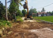 Gotong royong Pengerukan Pemerataan Jalan di Pekon Kresnomulyo