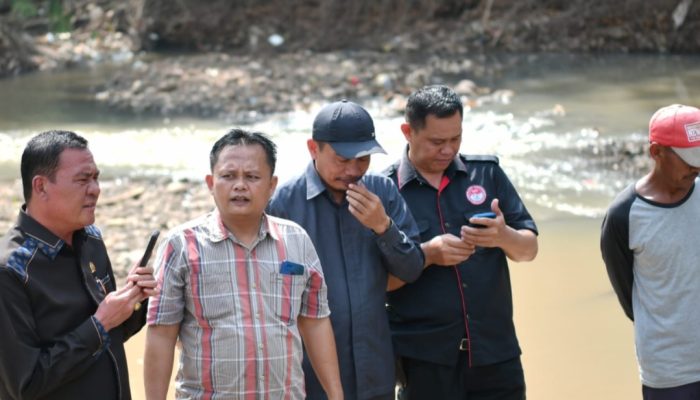 Warga Bersama Kanjeng Paisaludin S.H Wakil Ketua 1 DPRD Pesawaran Tinjau Bendungan Jebol di Pekondoh Waylima