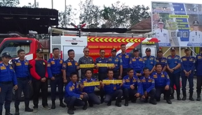 Serah Terima Mobil Damkar di Kantor Kecamatan Sungai Rotan