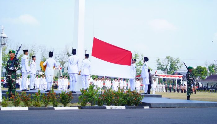 Sang Pusaka Bendera Merah Putih Berkibar di Rumdin Pj Bupati Sandi Fahlepi