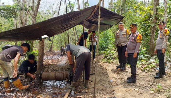 Kapolres Muba Beserta Kapolsek Keluang Tinjau Bongkar Mandiri Sumur Minyak Ilegal di PT. Hindoli