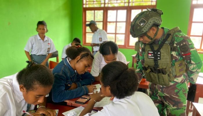 Tingkatkan Minat Belajar Matematika, Satgas Yonif 762/VYS Batu Guru di SMK Negeri 01 Yembun