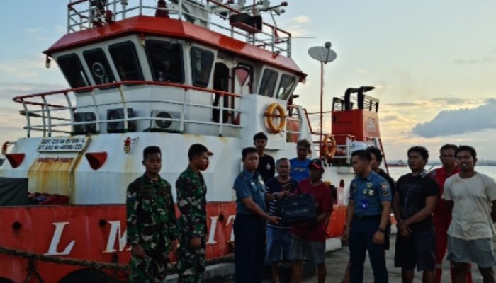 Hasil Pemeriksaan Kapal TB Diserahkan, L.Maritime/BG. Surya Mas Dari KRI Ajak-653 Koarmada II Kepada Lanal Kendari
