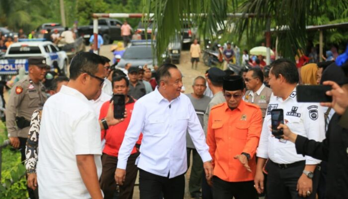 Wagub Sumsel Cik Ujang Serahkan Bantuan Banjir dan Pastikan Jembatan Sungai Menang Dibangun Permanen