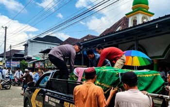 Hadir di Tengah Kedukaan, Polsek Muara Pinang Antar Jenazah Warga Tanpa Biaya