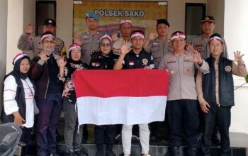 Ormas Cakar Sriwijaya dan Polsek Sako Bersinergi Bagikan Bendera Gratis, Tumbuhkan Semangat Nasionalisme