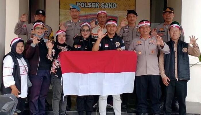 Ormas Cakar Sriwijaya dan Polsek Sako Bersinergi Bagikan Bendera Gratis, Tumbuhkan Semangat Nasionalisme