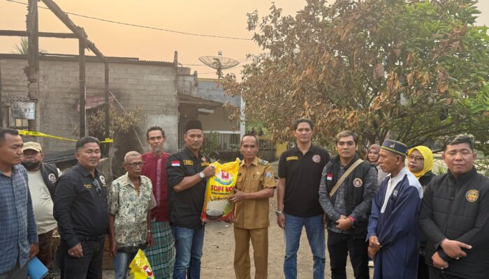 Peduli Korban Kebakaran, PAC Cakar Sriwijaya Sematang Borang Turun Langsung Berikan Bantuan