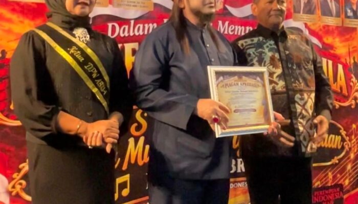 Usai Terima Penghargaan ABRI-1, Sultan Iskandar Palembang Darussalam Ke-XI Tegaskan UUD Pancasila 1945 di Kembalikan Seperti Semula