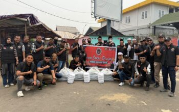 Diawali Dengan Do’a Bersama, Forum Cakar Sriwijaya Bagikan Ratusan Nasi Siap Saji Kepada Masyarakat Palembang