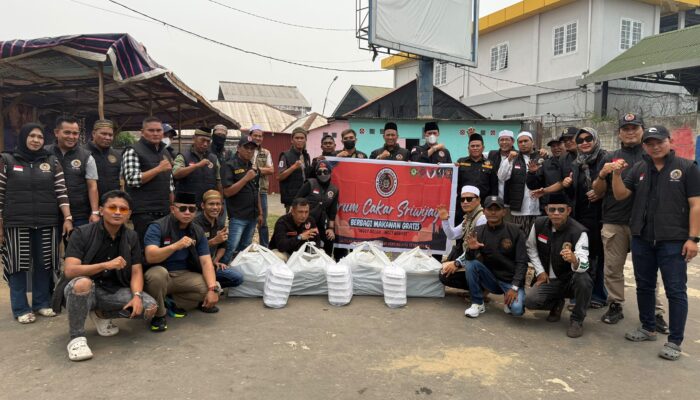 Diawali Dengan Do’a Bersama, Forum Cakar Sriwijaya Bagikan Ratusan Nasi Siap Saji Kepada Masyarakat Palembang
