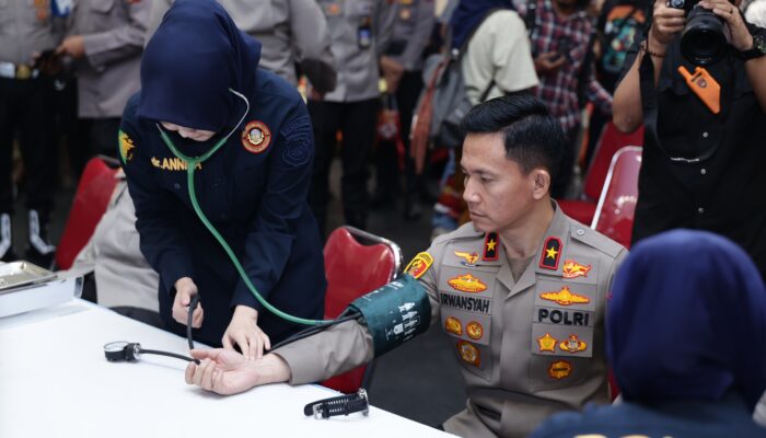 Polisi Bersama Masyarakat, Kapolda, Wakapolda, dan PJU Polda Sumsel Donor Darah Bersama 42 Jurnalis